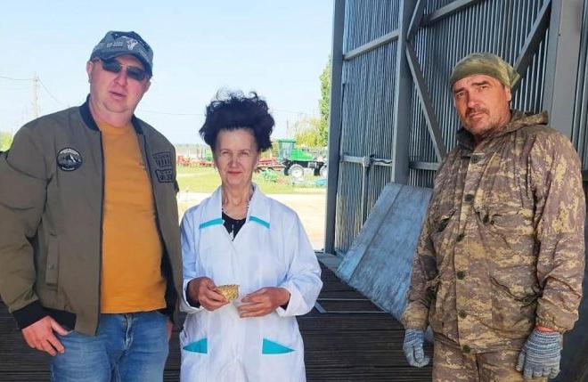 Специалисты Крымского межрайонного отдела оказали помощь в настройке зерноочистительной машины.